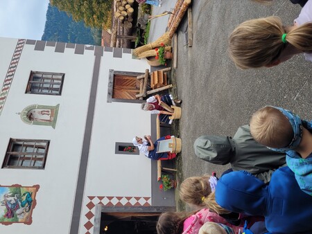 Prireditev DEKD pri Juvanovi hiši